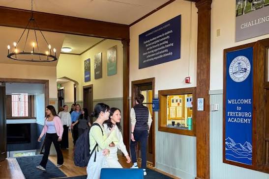 Estudantes internacionais em sala de aula na Fryeburg Academy
